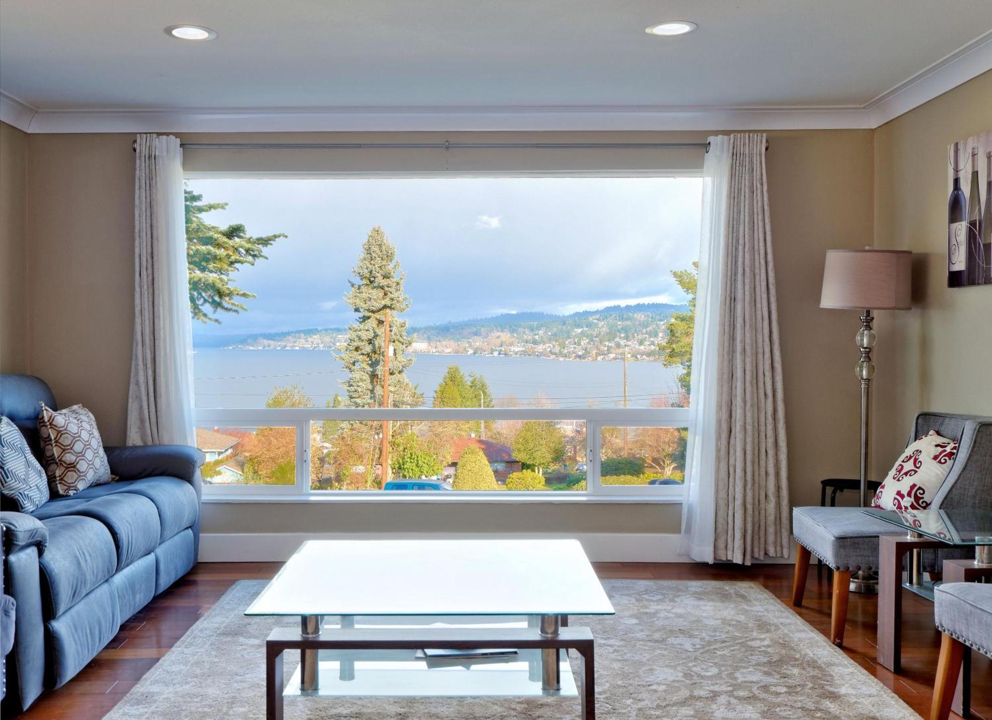 Holiday home Mid-century W/ Lakefront Views! *