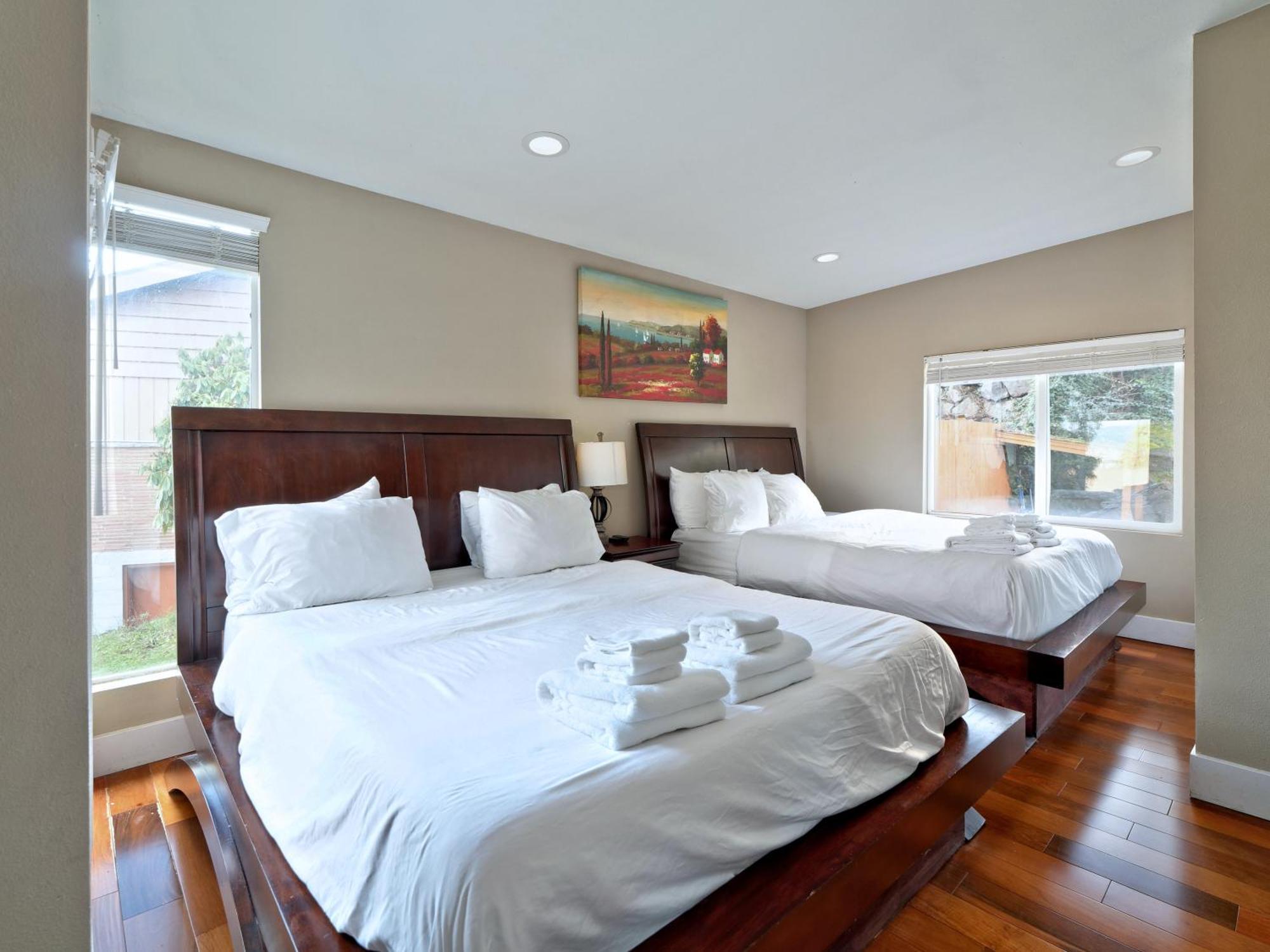 Holiday home Mid-century W/ Lakefront Views! Seattle
