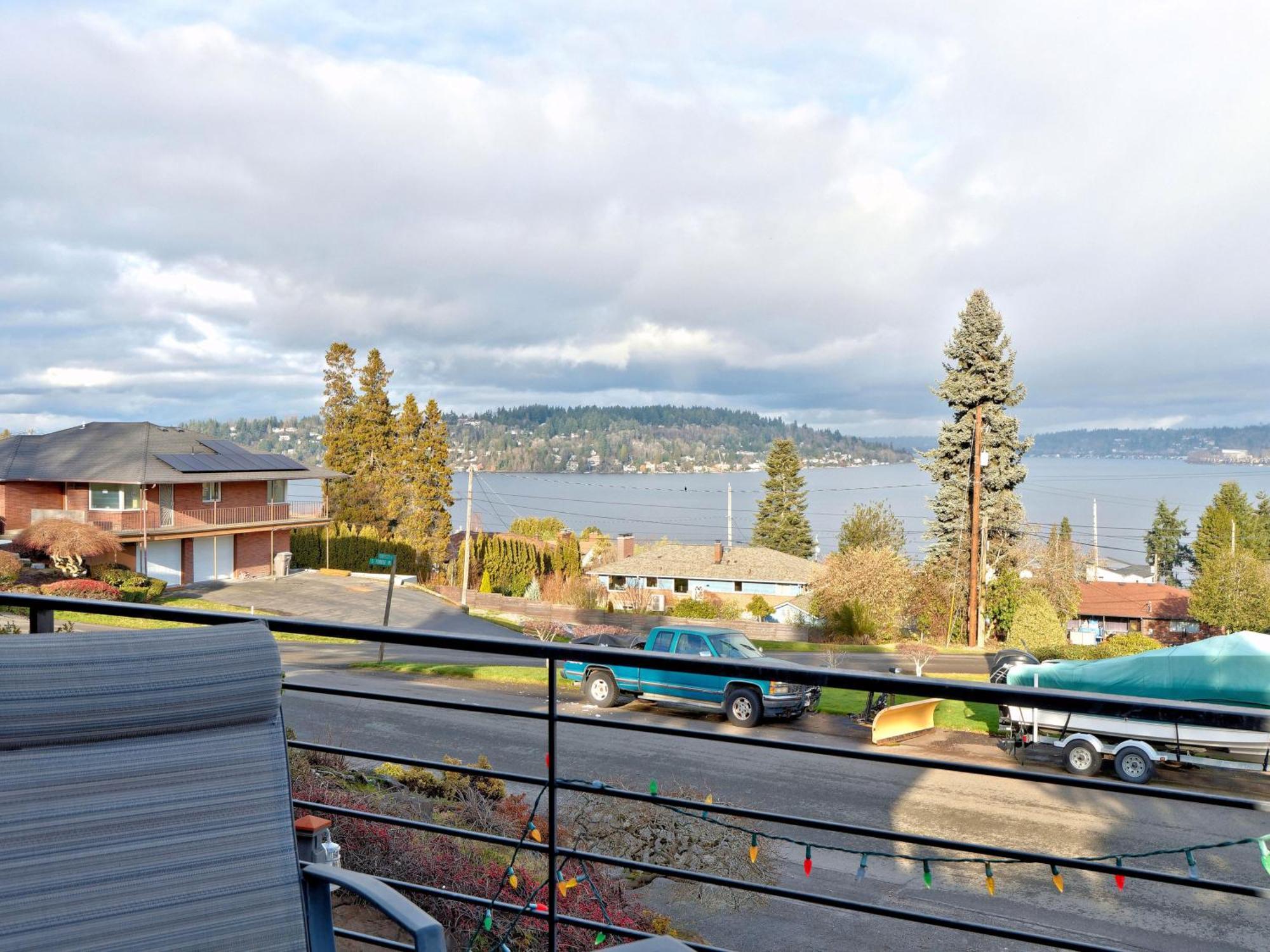 Mid-century W/ Lakefront Views! Holiday home