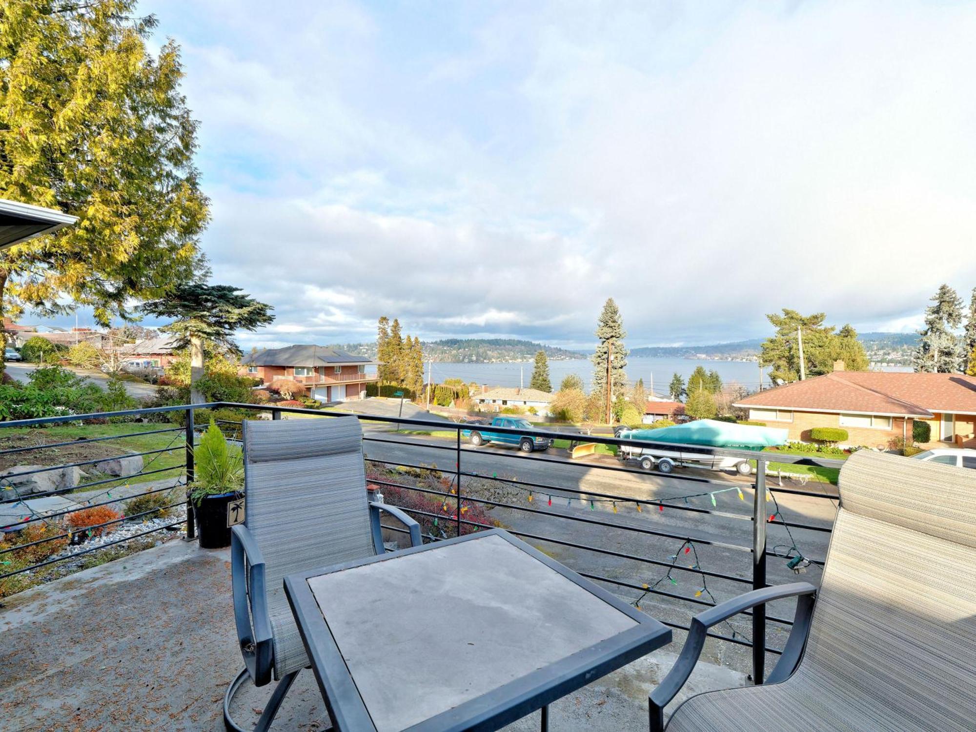 Mid-century W/ Lakefront Views! Holiday home