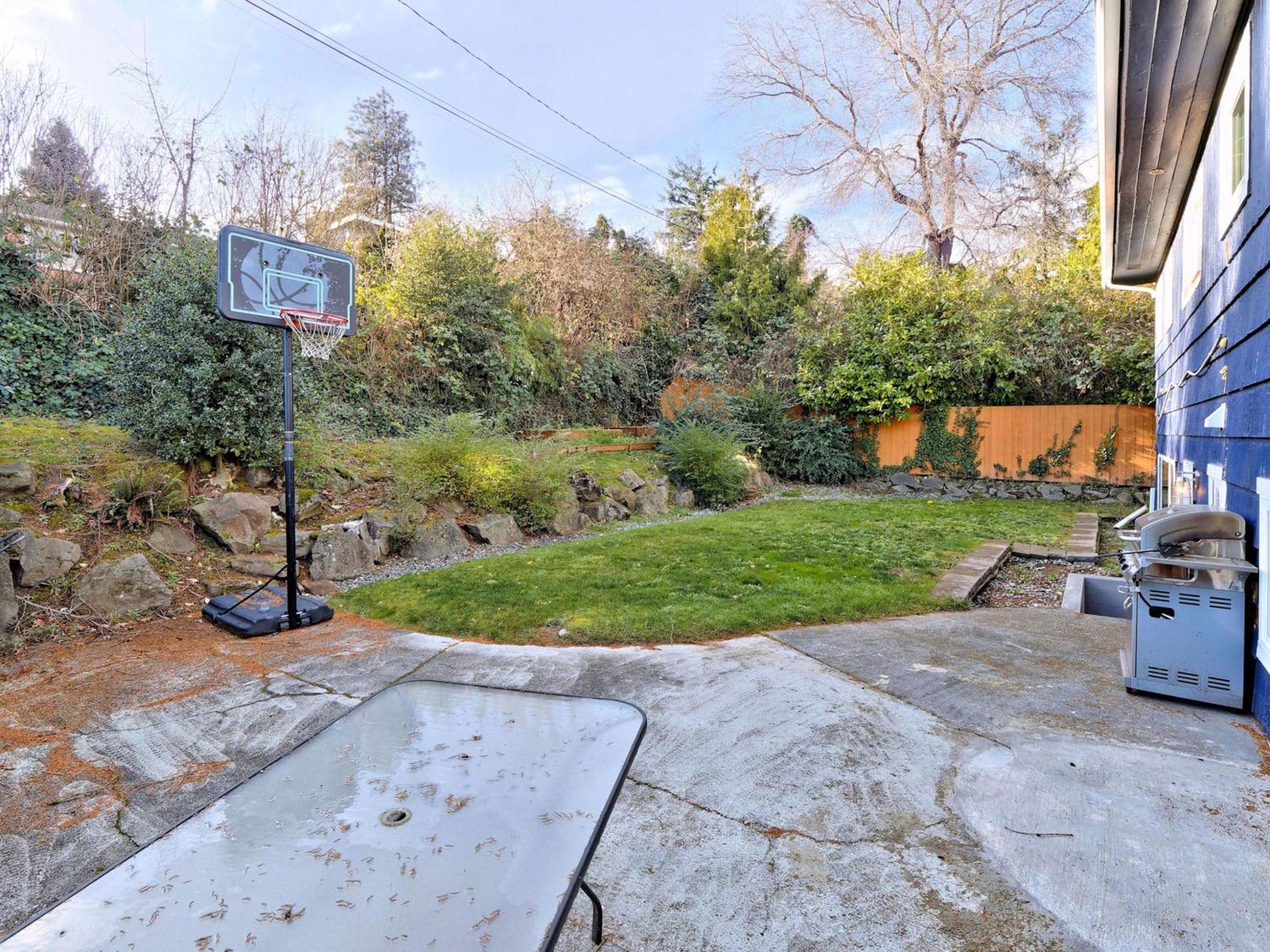 Holiday home Mid-century W/ Lakefront Views! *