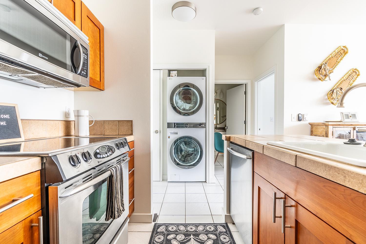 Among The Trees: In Belltown W/parking! Apartment