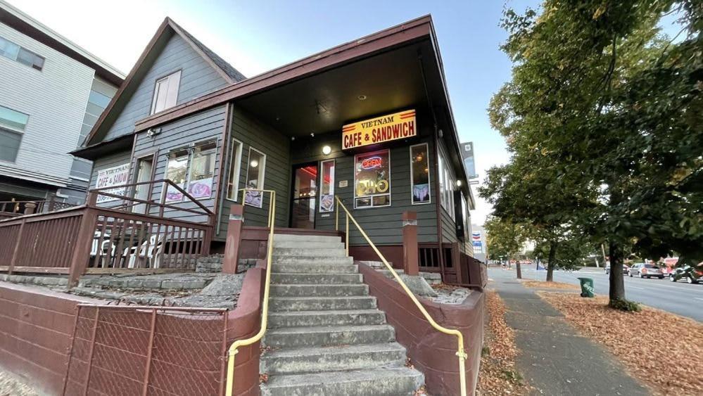 Ballard's Pet-friendly Mid Century + Rooftop Deck Holiday home