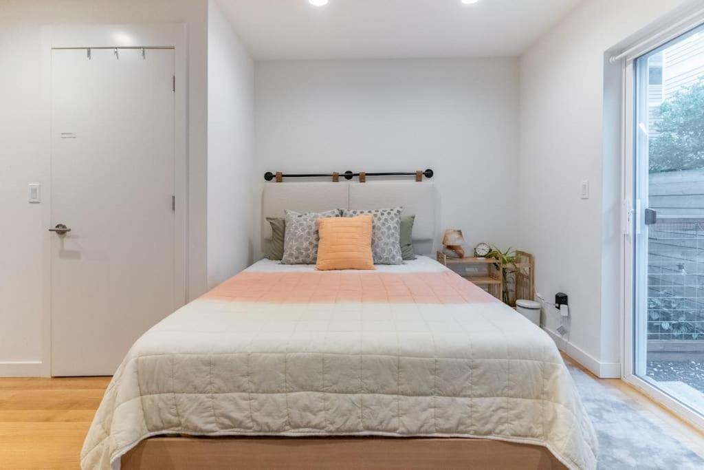 Ballard's Pet-friendly Mid Century + Rooftop Deck Seattle