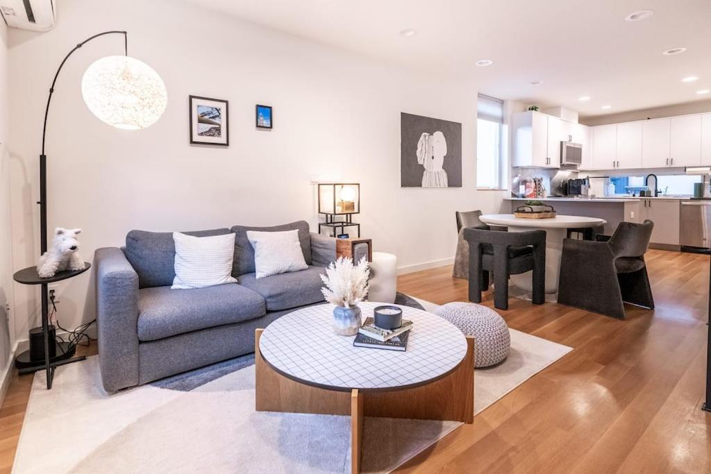Ballard's Pet-friendly Mid Century + Rooftop Deck Holiday home *