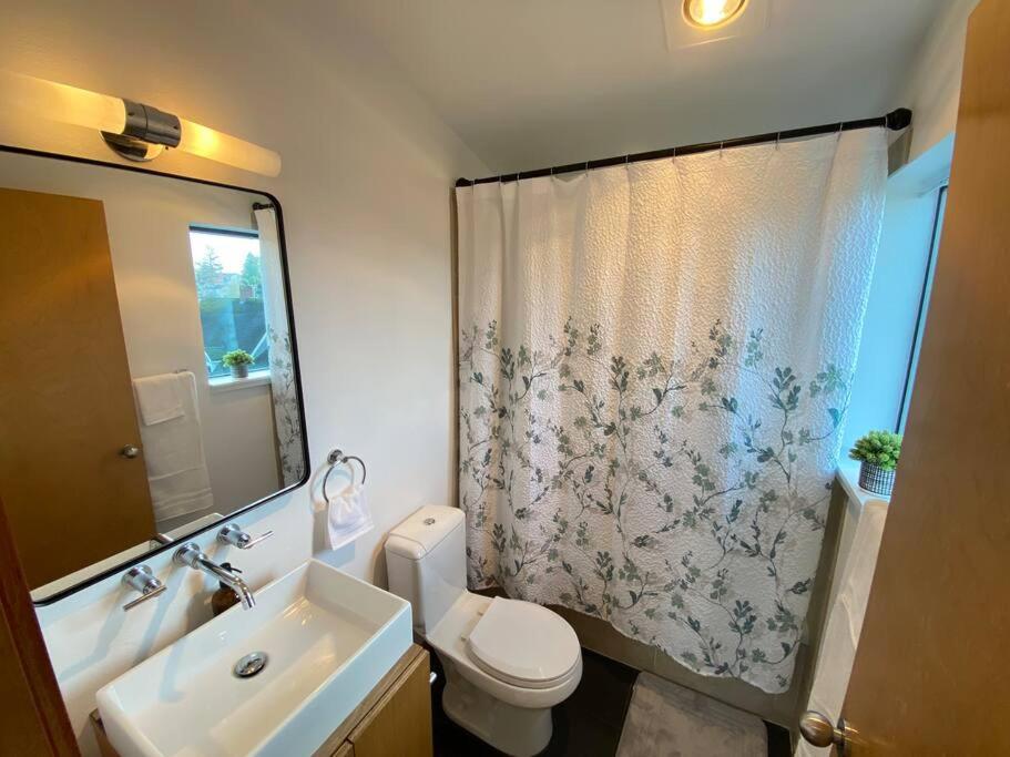 Cozy Rustic Minutes From Downtown Seattle!