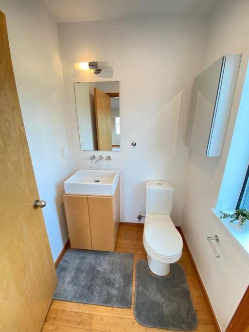 Cozy Rustic Minutes From Downtown Seattle! Holiday home *