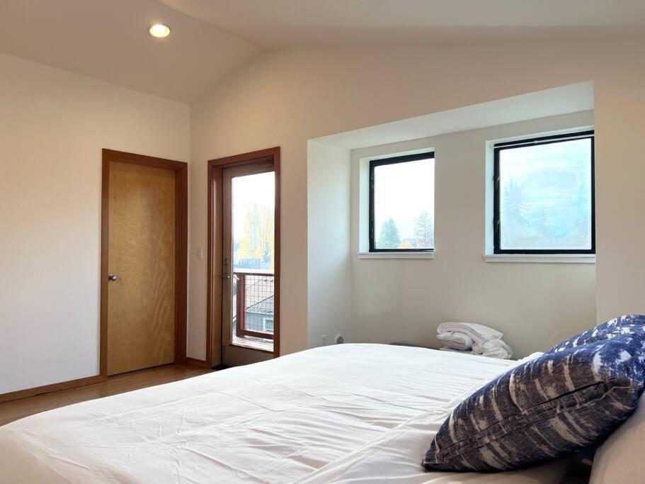 Cozy Rustic Minutes From Downtown Seattle! Seattle
