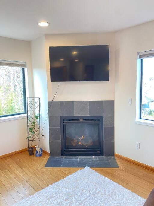 Cozy Rustic Minutes From Downtown Seattle! Holiday home