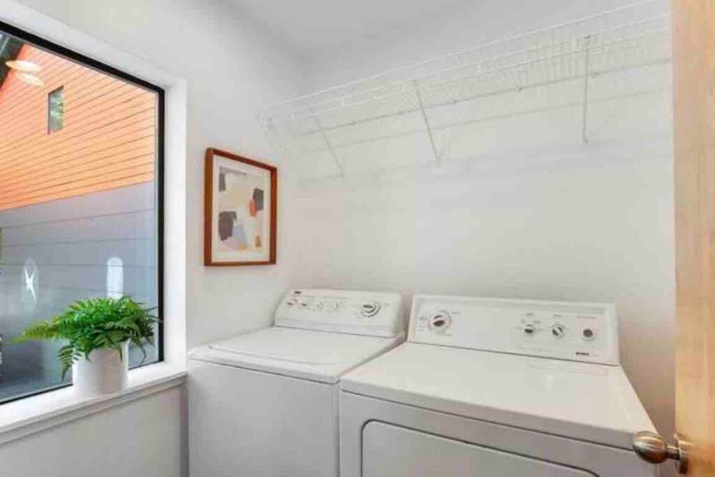 Cozy Rustic Minutes From Downtown Seattle! *