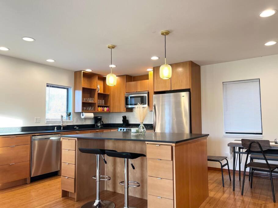 Cozy Rustic Minutes From Downtown Seattle!