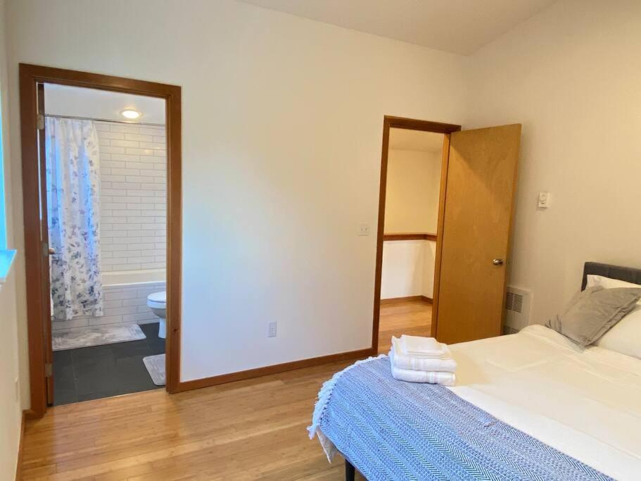 Cozy Rustic Minutes From Downtown Seattle! * Seattle