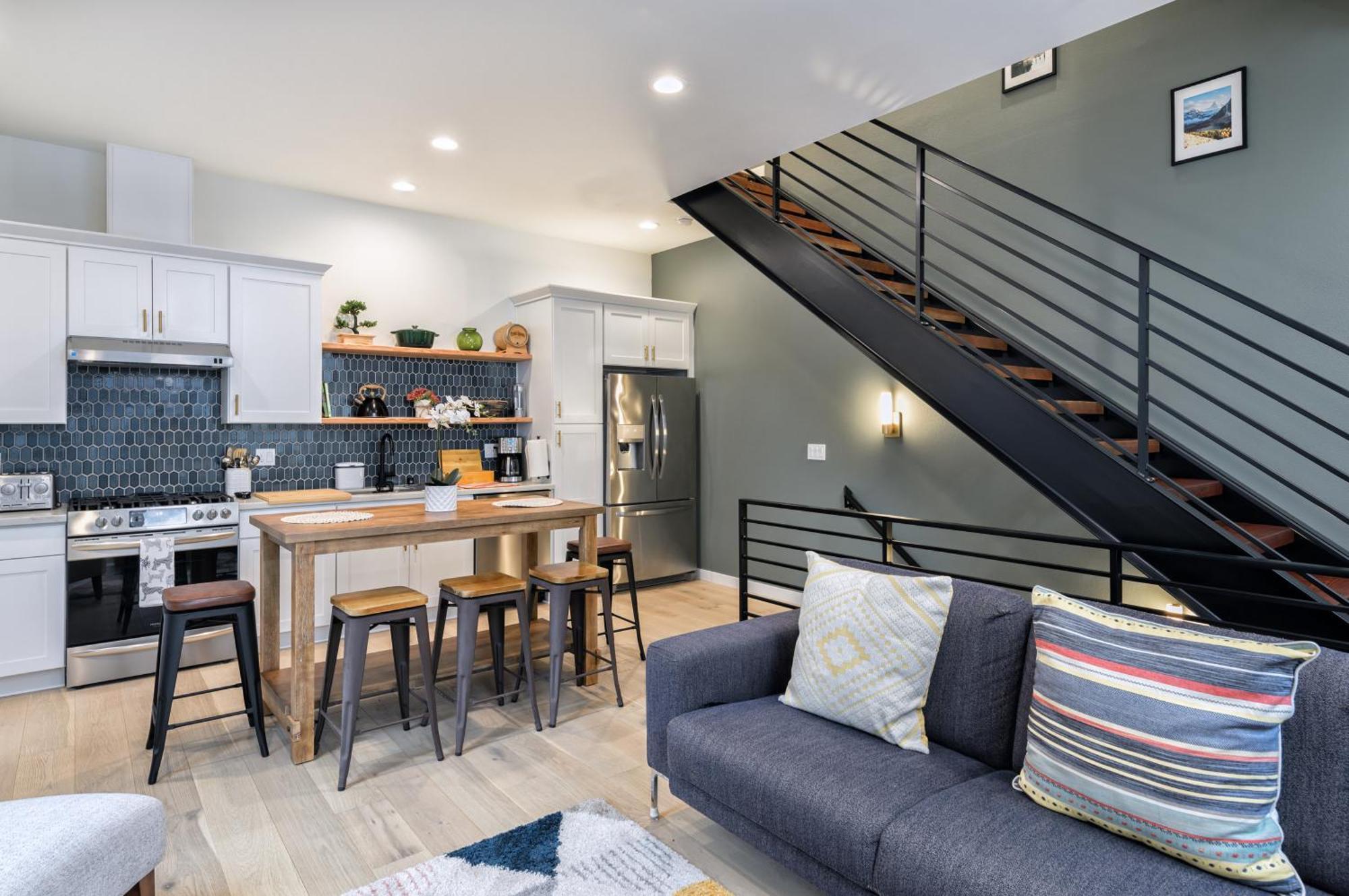 Holiday home Cozy Industrial In Ballard, Walk Score 95!