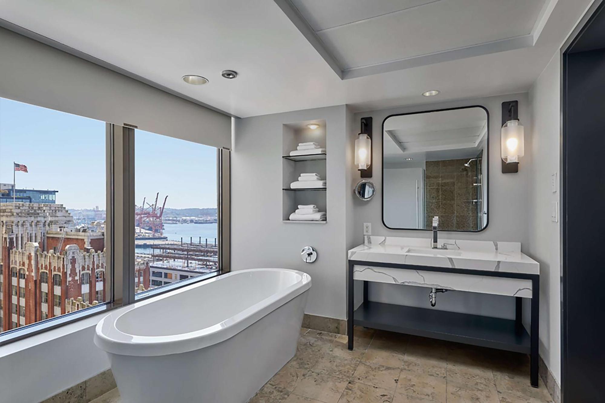 Hotel 1000, Lxr &