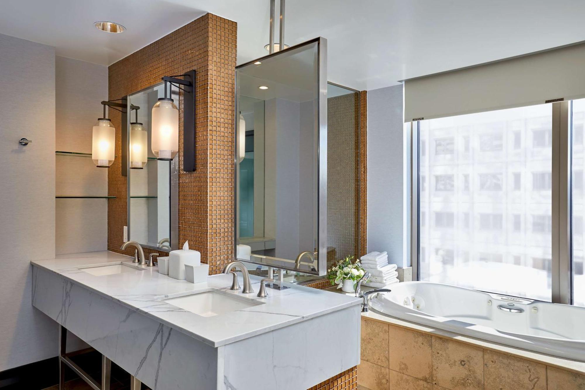 1000, Lxr & Hotel Seattle