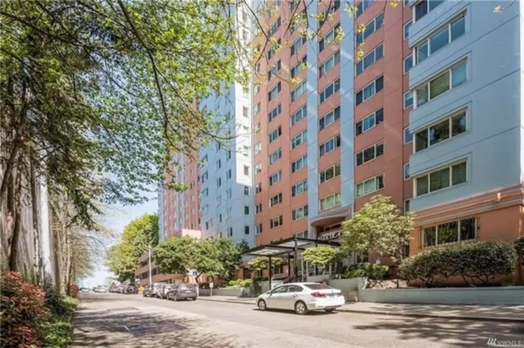 Tranquil 2br Downtown Condo, Parking, King Bed Apartment
