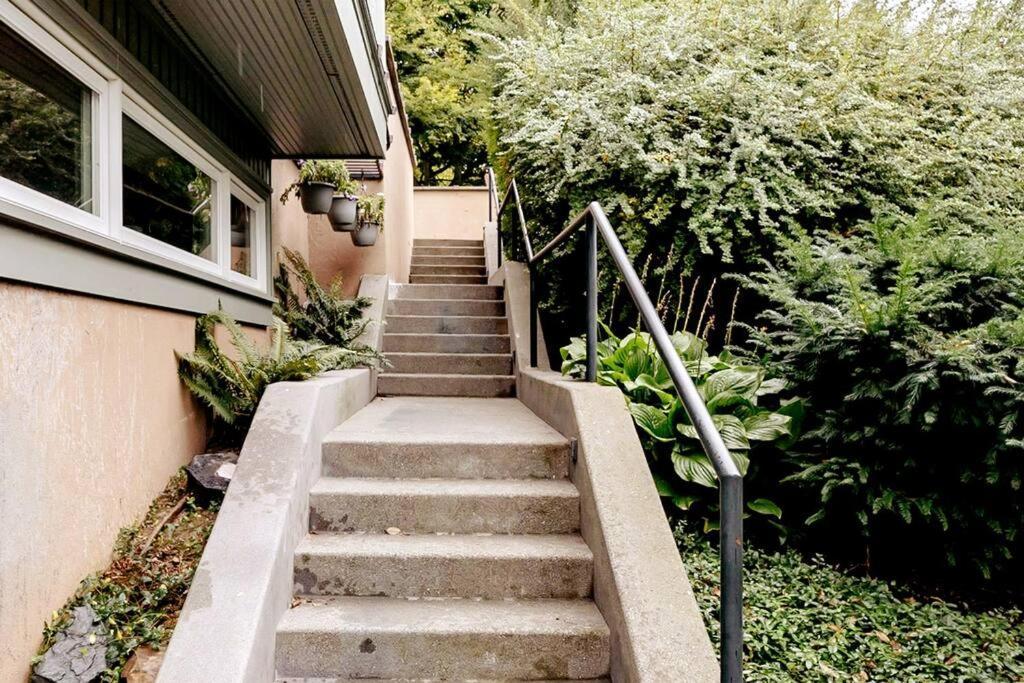 Apartment Seasons At Leschi Hillsides Seattle