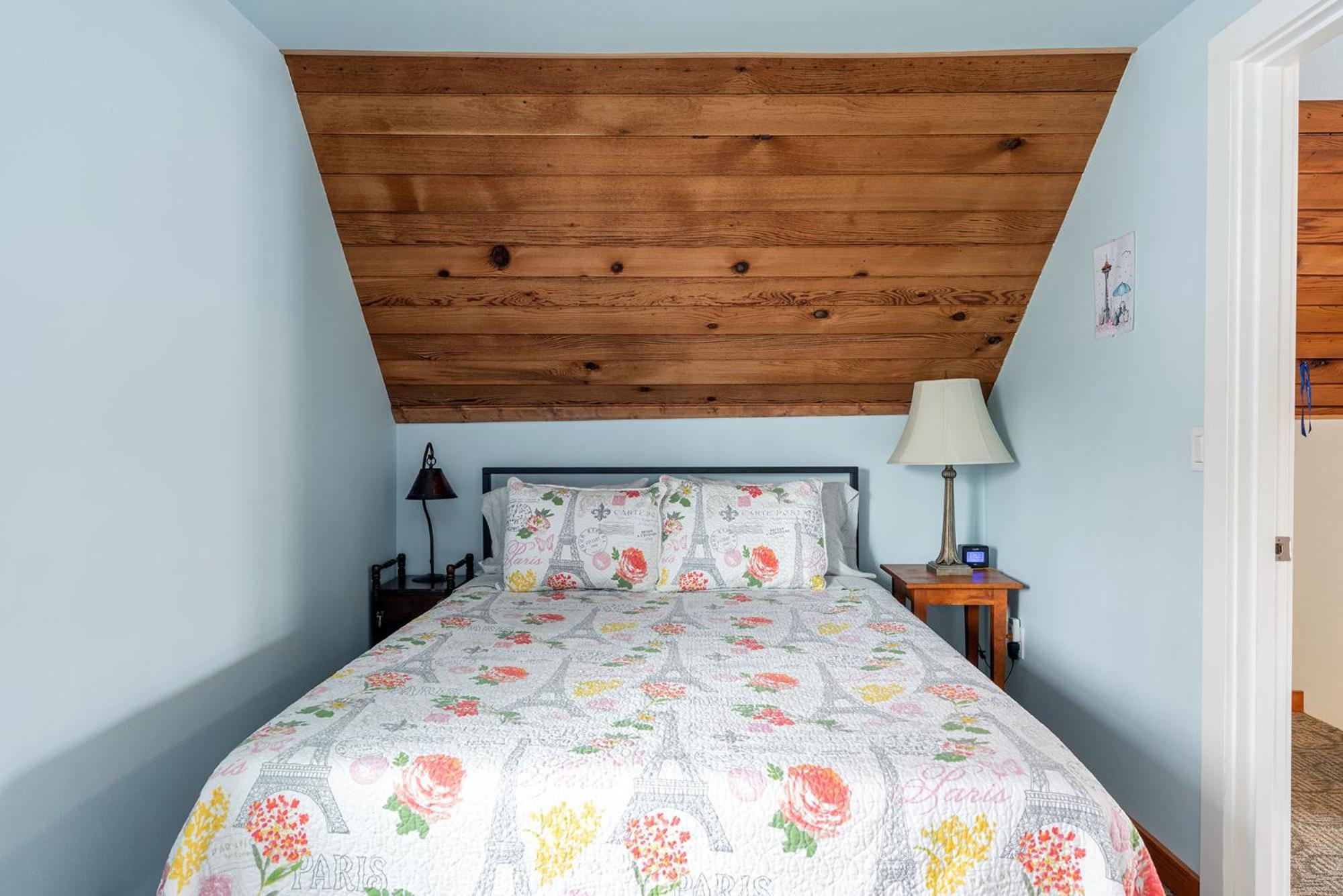 Upstairs Alki - -historic-1858 Guest house *