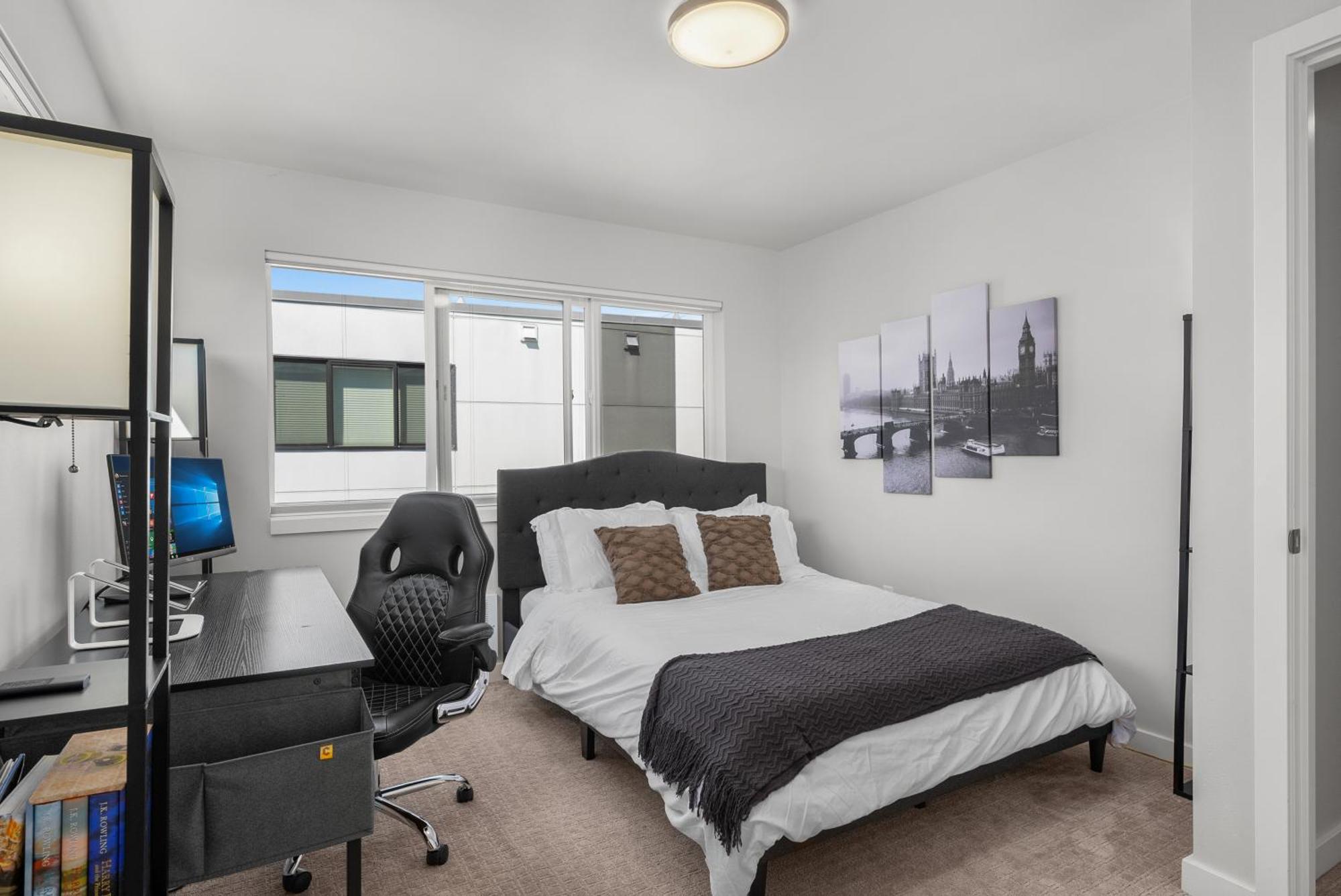 Modern Luxury With Ev Garage, Office, Bike & Balcony, Wfh & Family Friendly Holiday home