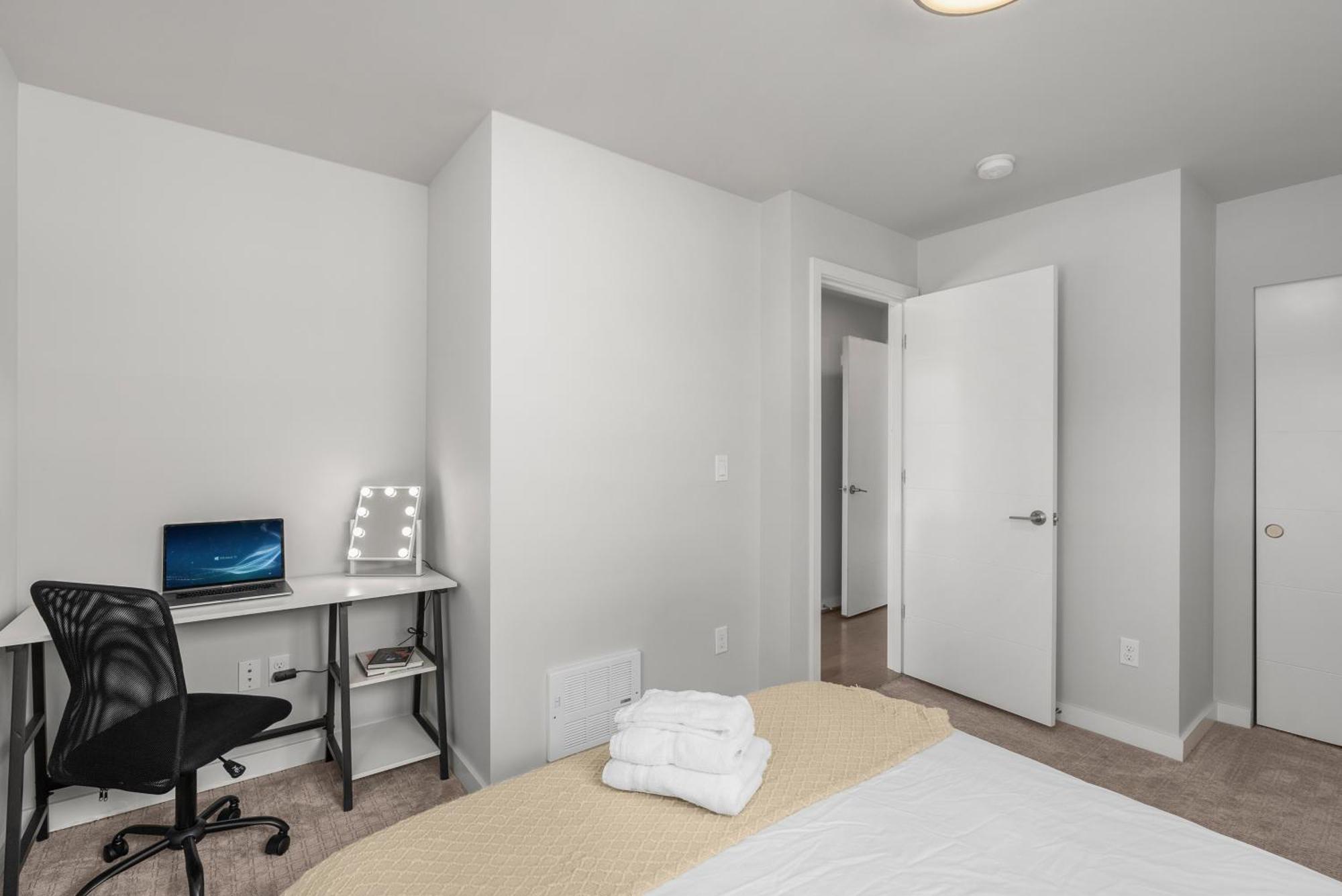 Modern Luxury With Ev Garage, Office, Bike & Balcony, Wfh & Family Friendly Holiday home
