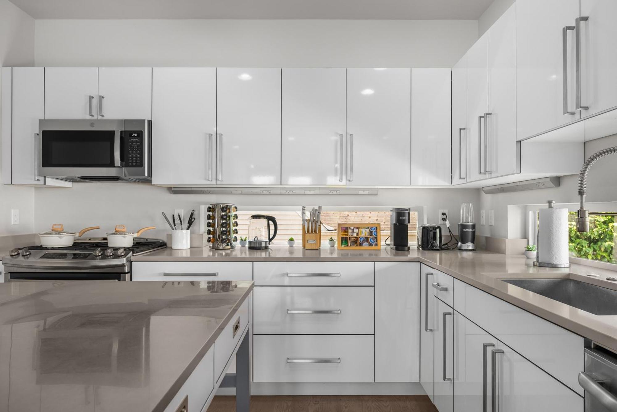 Modern Luxury With Ev Garage, Office, Bike & Balcony, Wfh & Family Friendly Holiday home Seattle
