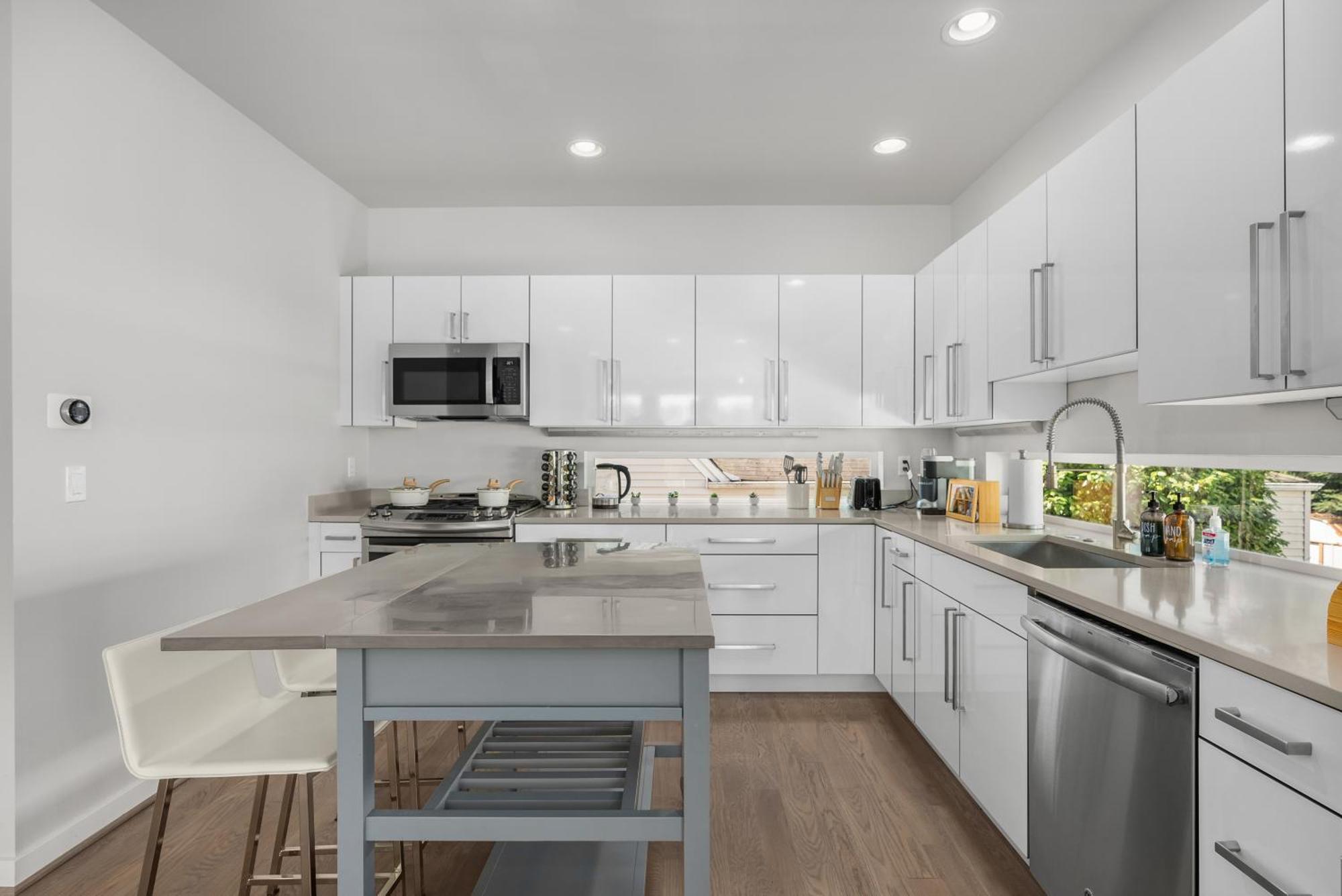 Modern Luxury With Ev Garage, Office, Bike & Balcony, Wfh & Family Friendly Holiday home Seattle