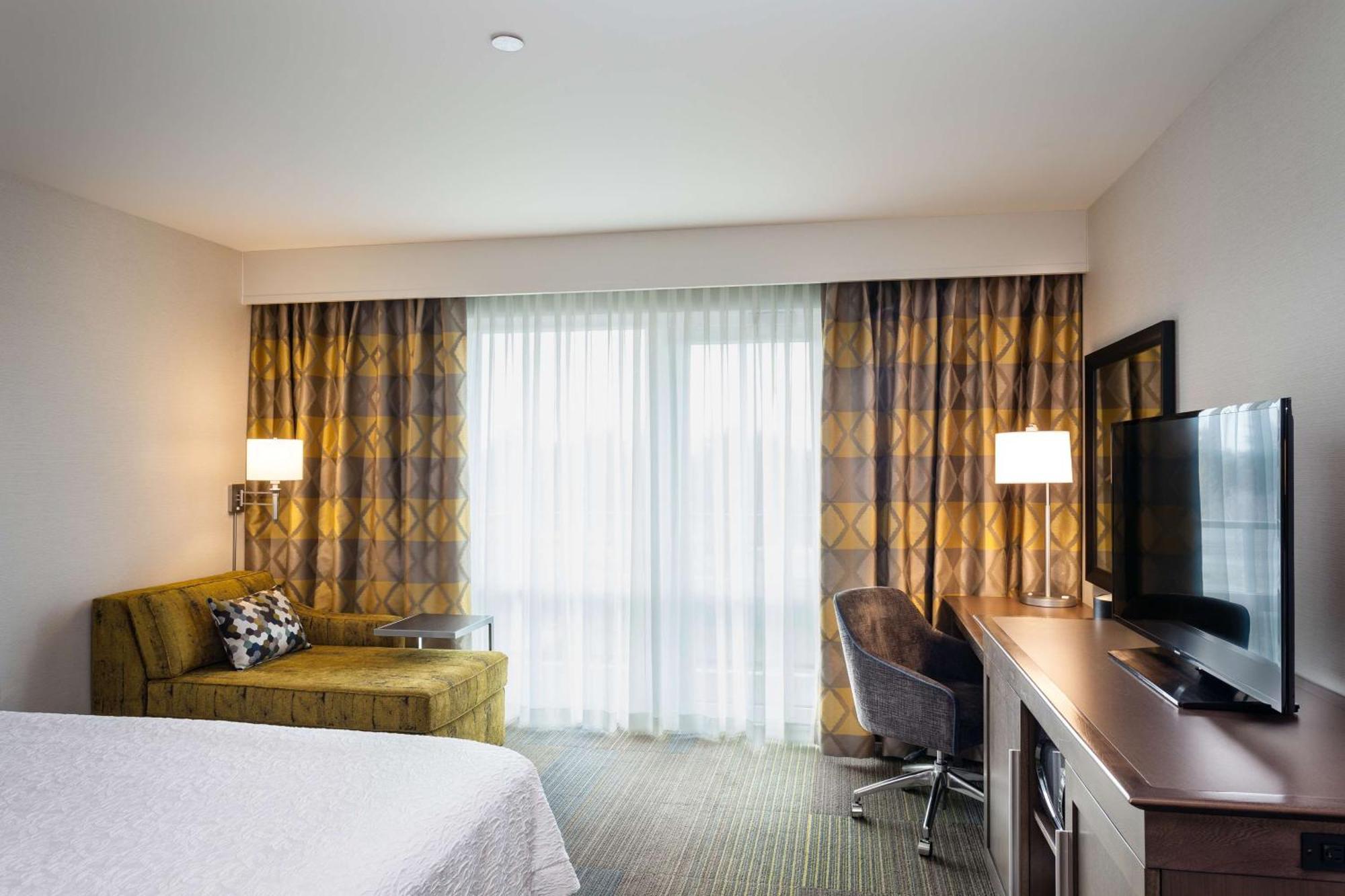 Hampton & By Hilton Seattle/northgate