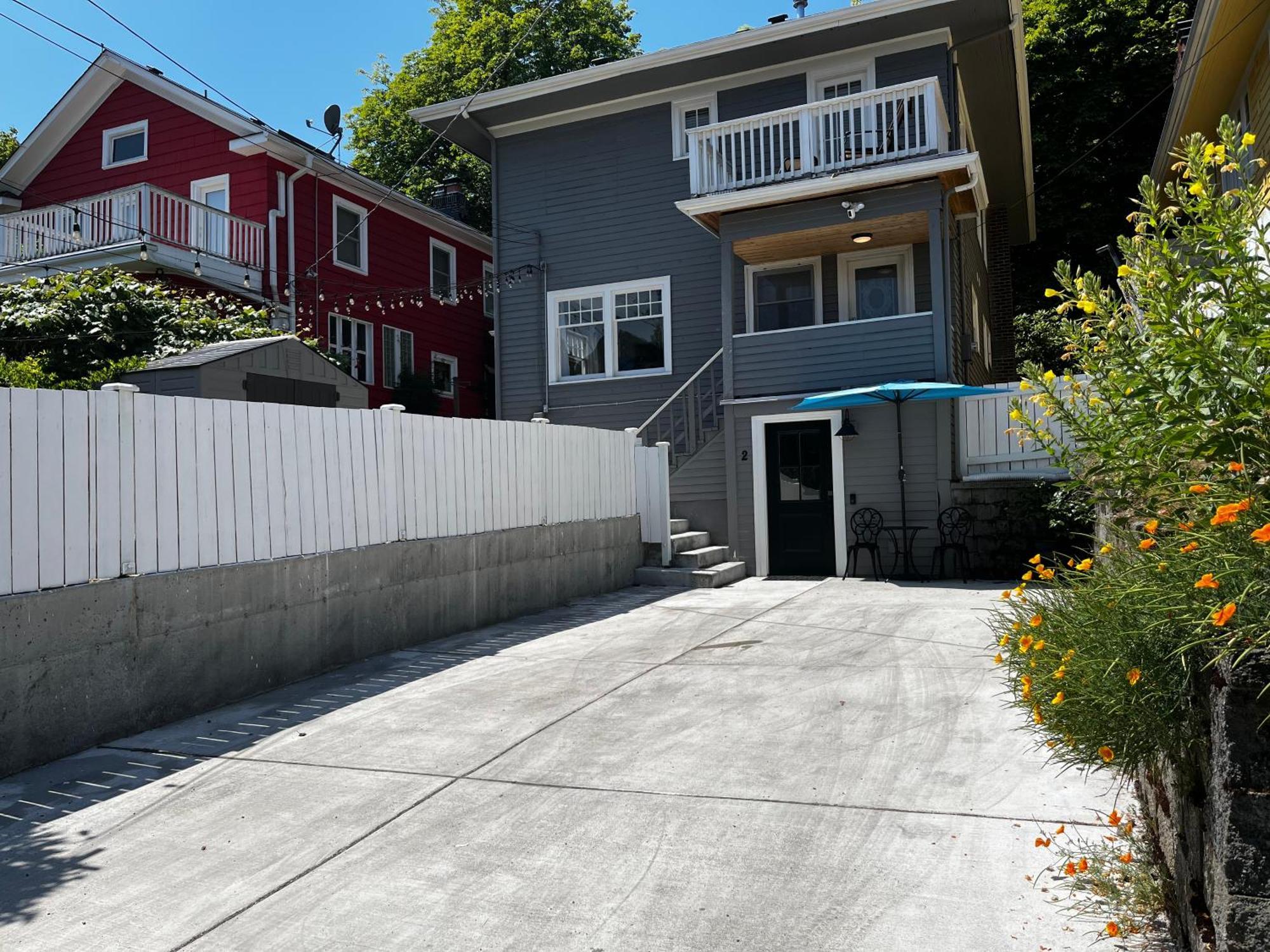 Modern And Warm House * Seattle