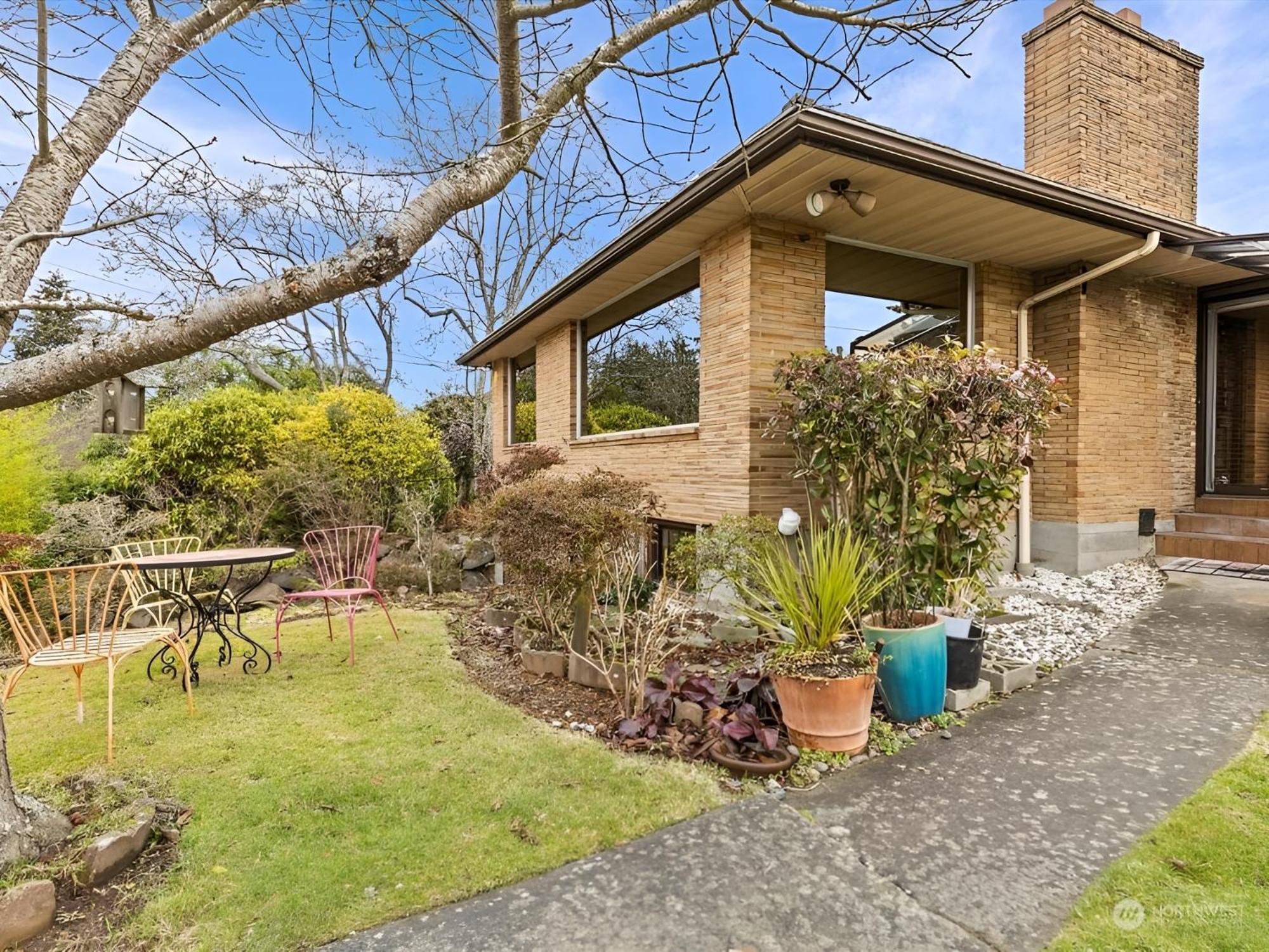 Homesmart: Cozy Charm Meets High-tech In Prime Area