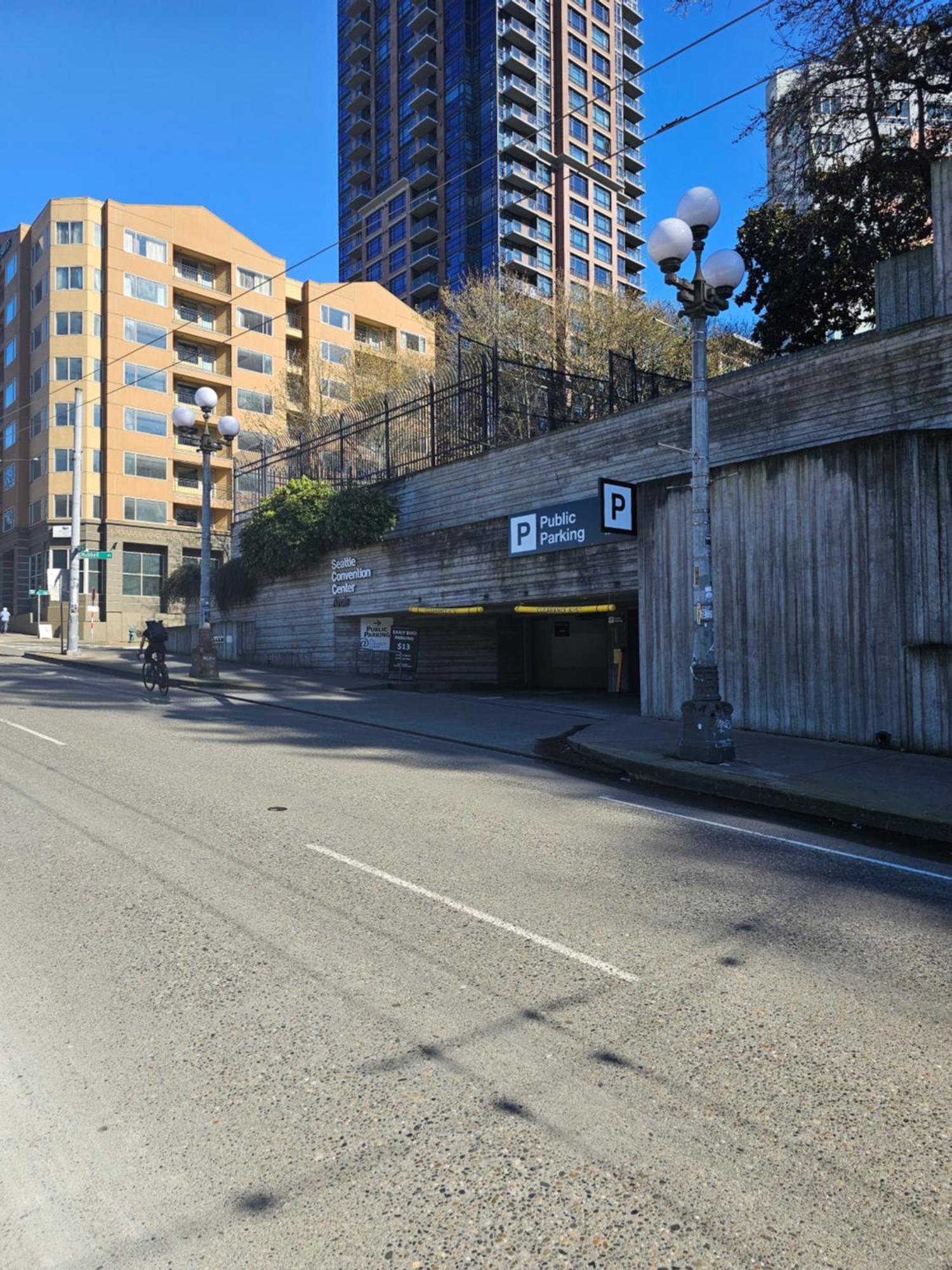 Cozy 1br With Free Parking Downtown Conv Center Apartment *