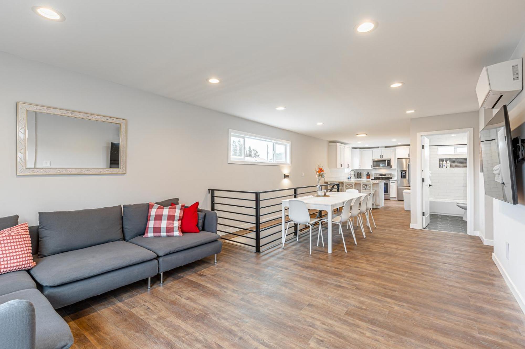 Beautifully Remodeled Rambler In South Holiday home *