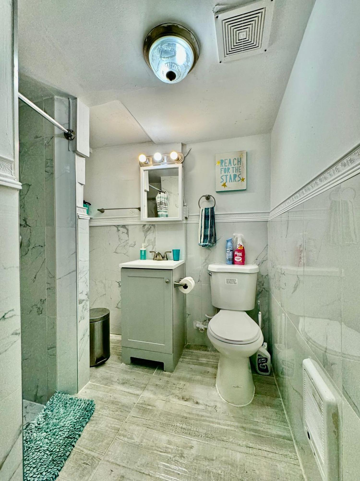 Tiny Private On The 1st Floor With Shared Bathroom Near Seatac Airport And Downtown Homestay *