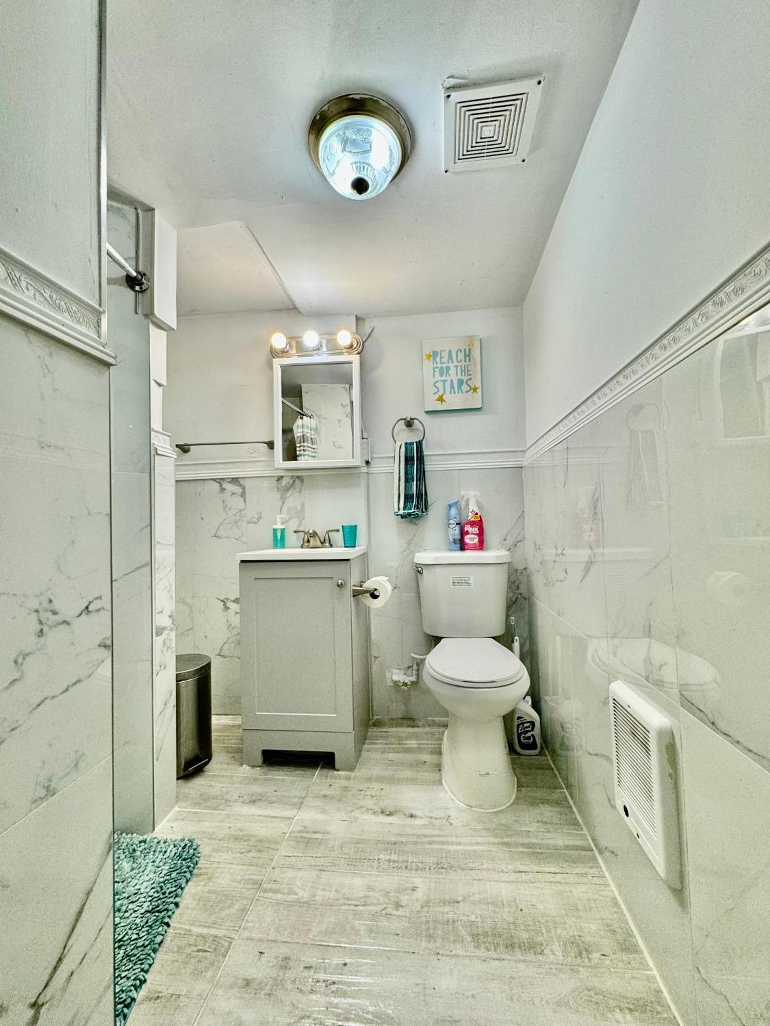 Tiny Private On The 1st Floor With Shared Bathroom Near Seatac Airport And Downtown *