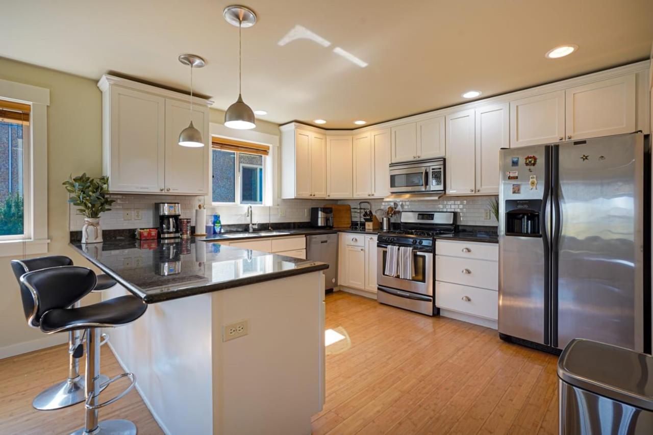 Stylish North Townhouse- Dual Master Holiday home Seattle