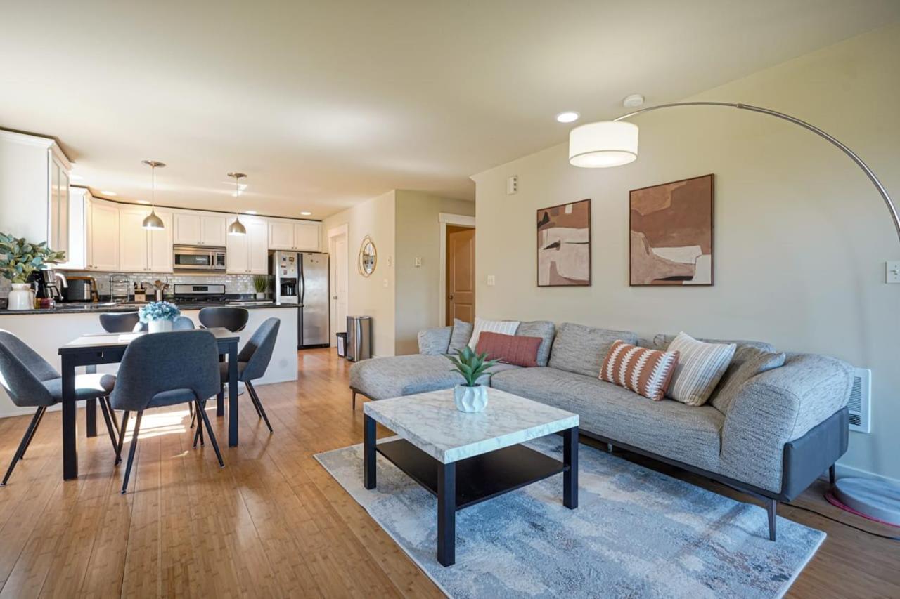 Stylish North Townhouse- Dual Master