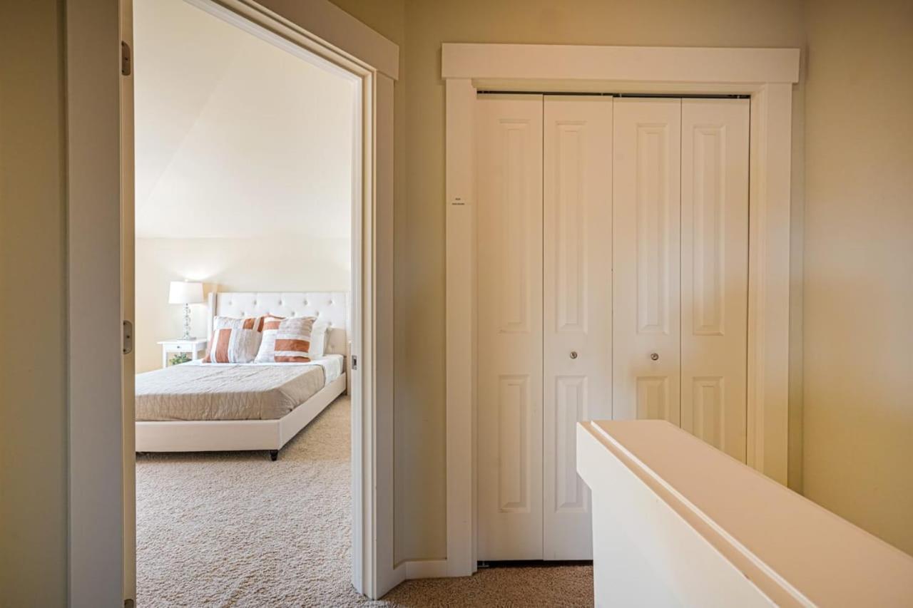 Stylish North Townhouse- Dual Master Holiday home