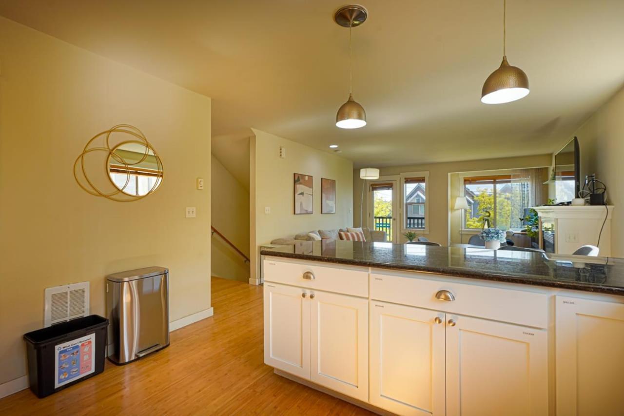 Stylish North Townhouse- Dual Master * Seattle