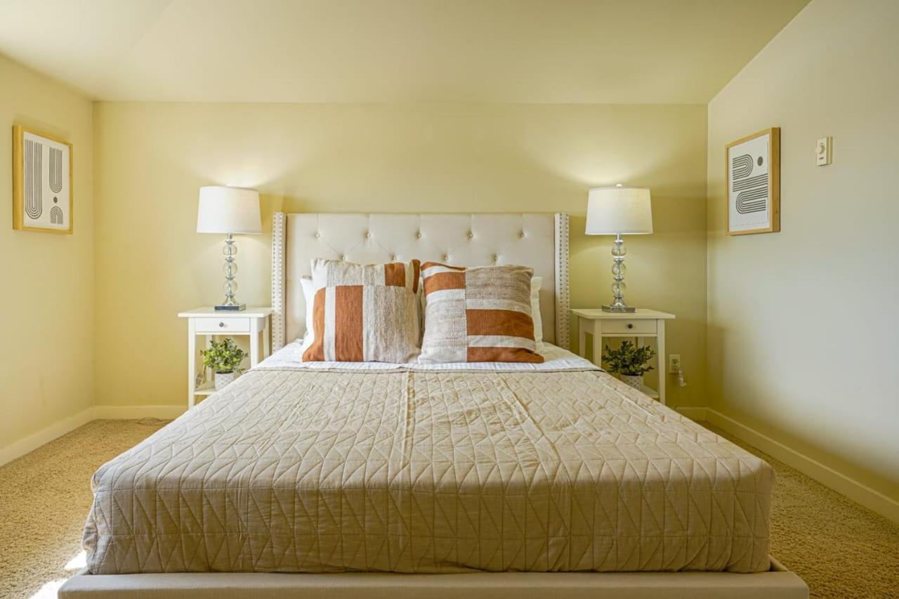 Stylish North Townhouse- Dual Master *