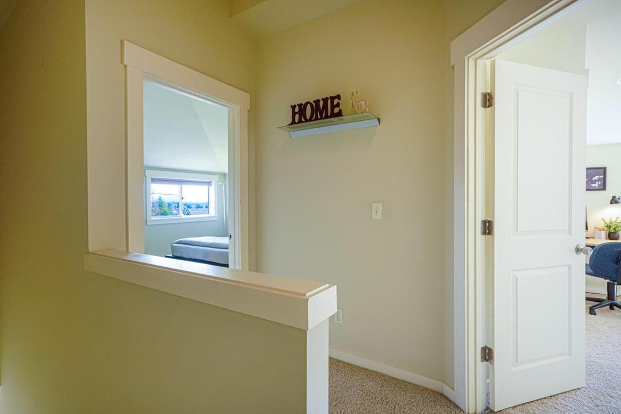 Stylish North Townhouse- Dual Master