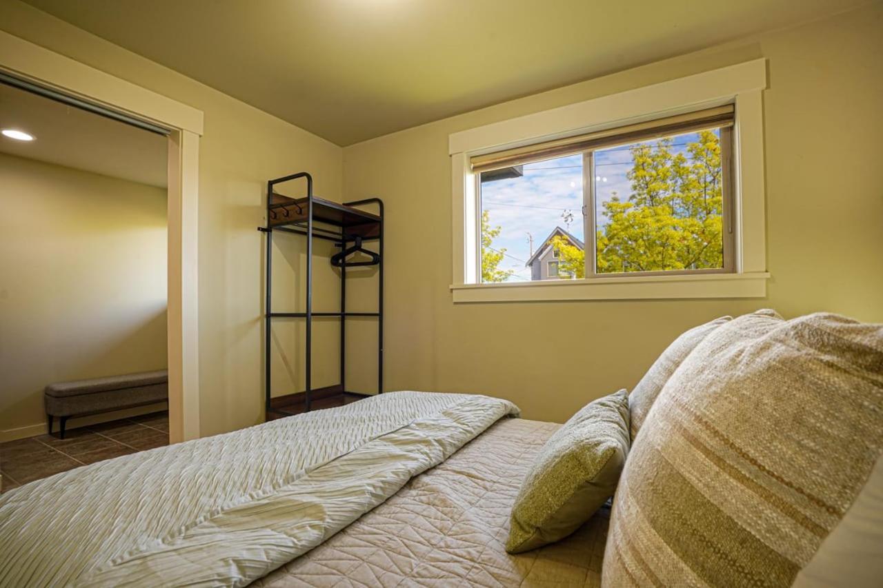 Stylish North Townhouse- Dual Master *