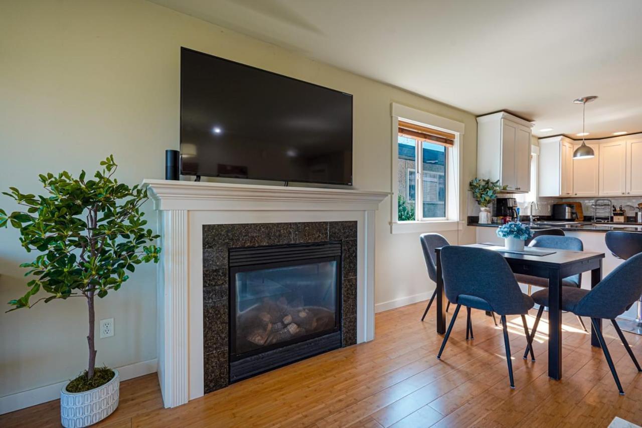 Stylish North Townhouse- Dual Master