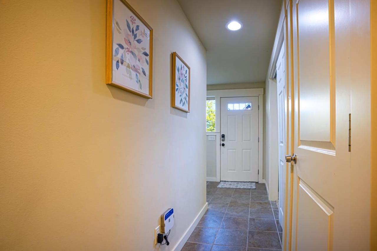 Stylish North Townhouse- Dual Master Seattle