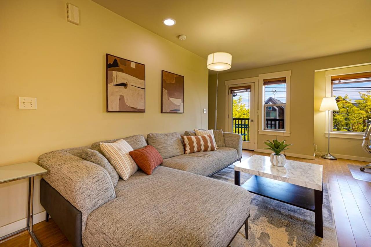 Stylish North Townhouse- Dual Master *