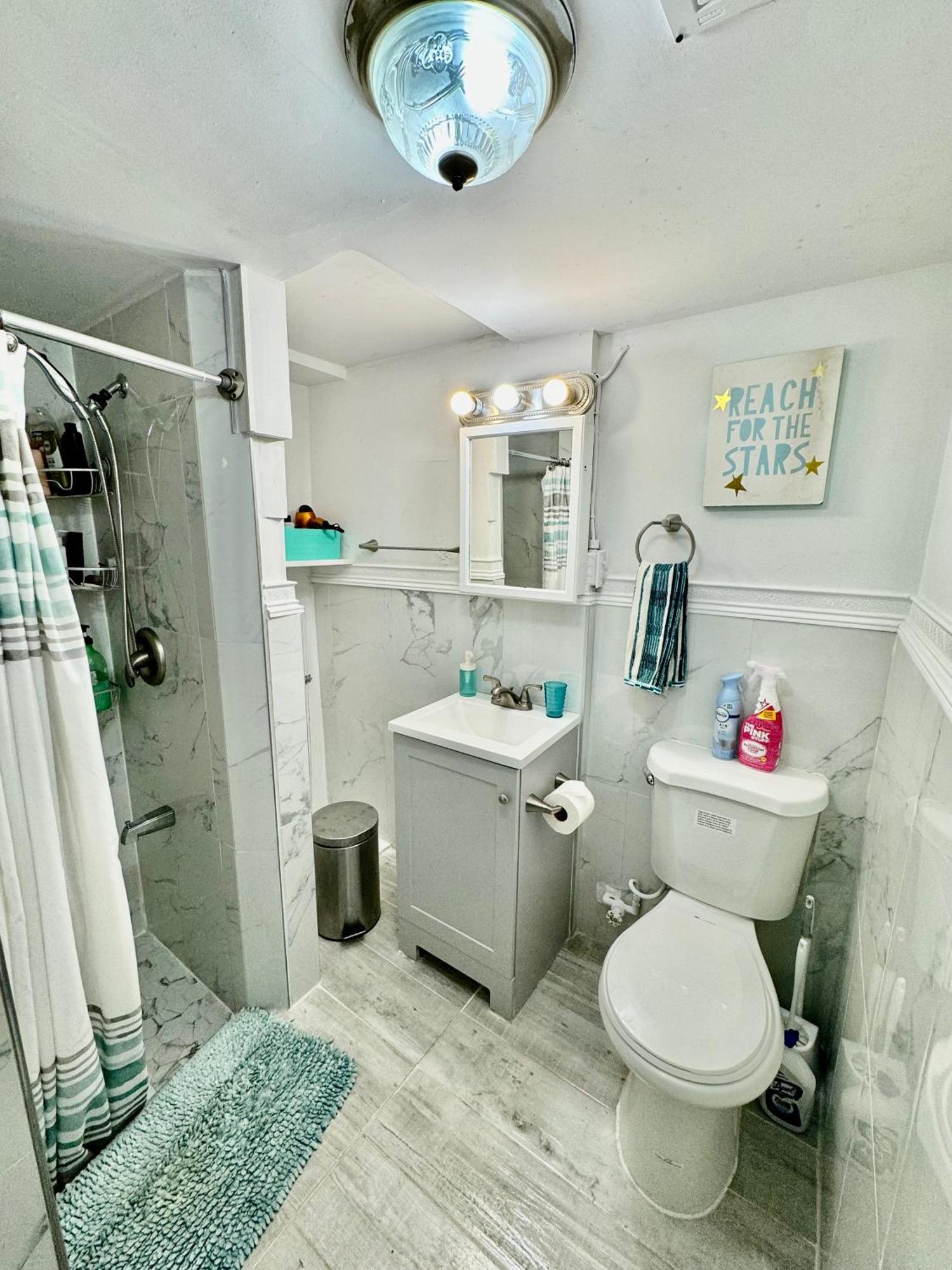 Homestay Cozy Private With Shared Bathroom On The 1st Floor - Conveniently Located Near Seatac Airport And Downtown *