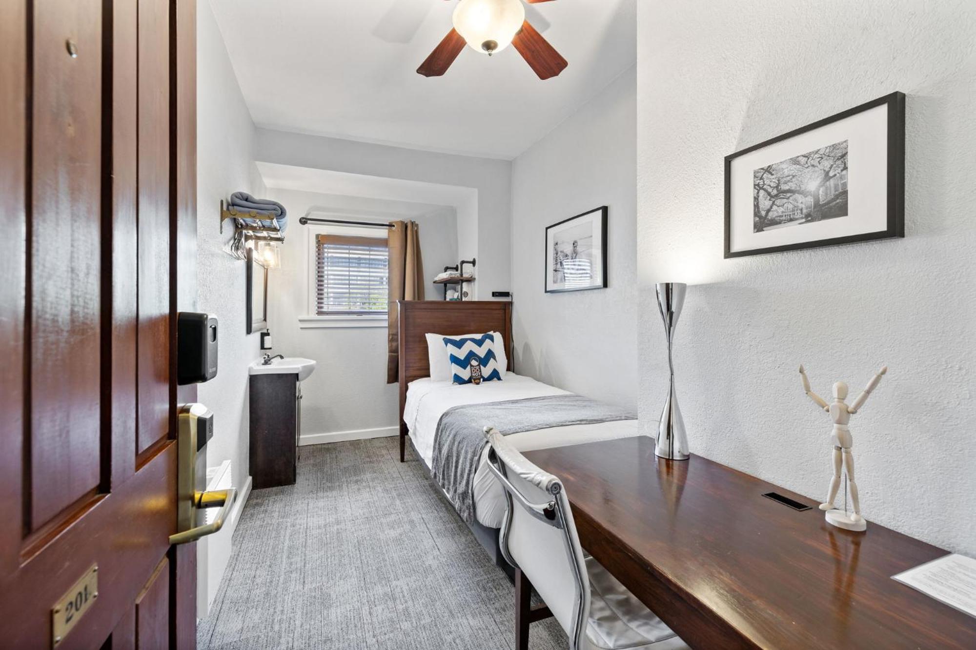 College 2* Seattle