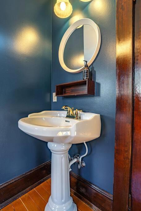 Charming In Capitol Hill - Foxglove Rm 8