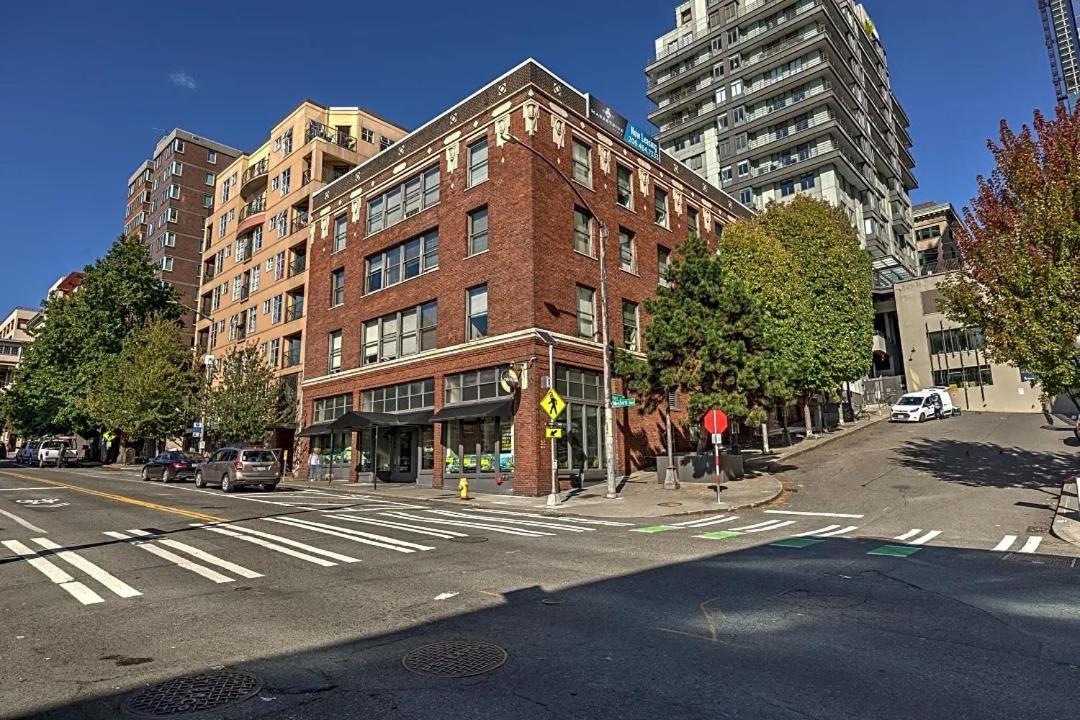 Spacious Waterfront Flat In Downtown
