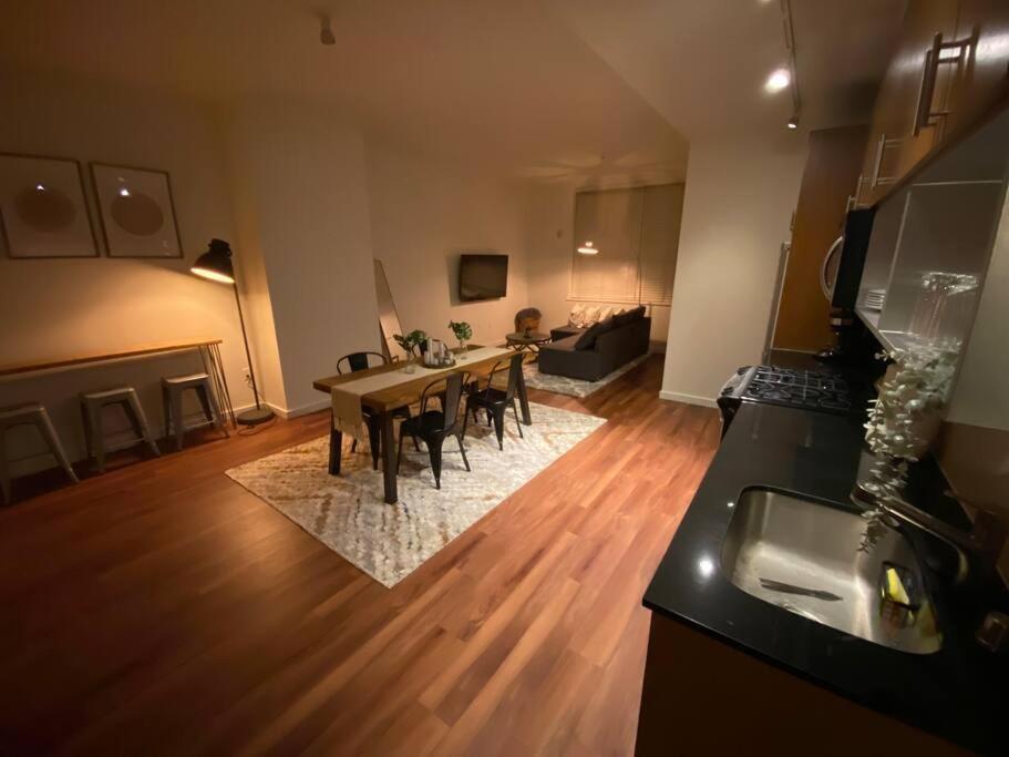 Apartment Spacious Waterfront Flat In Downtown *