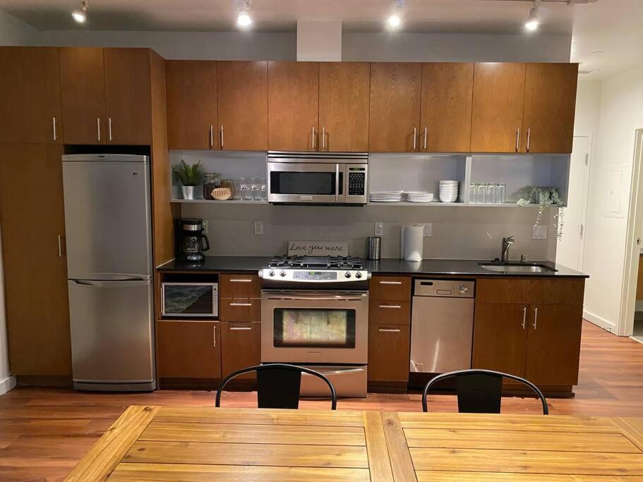 Apartment Spacious Waterfront Flat In Downtown *