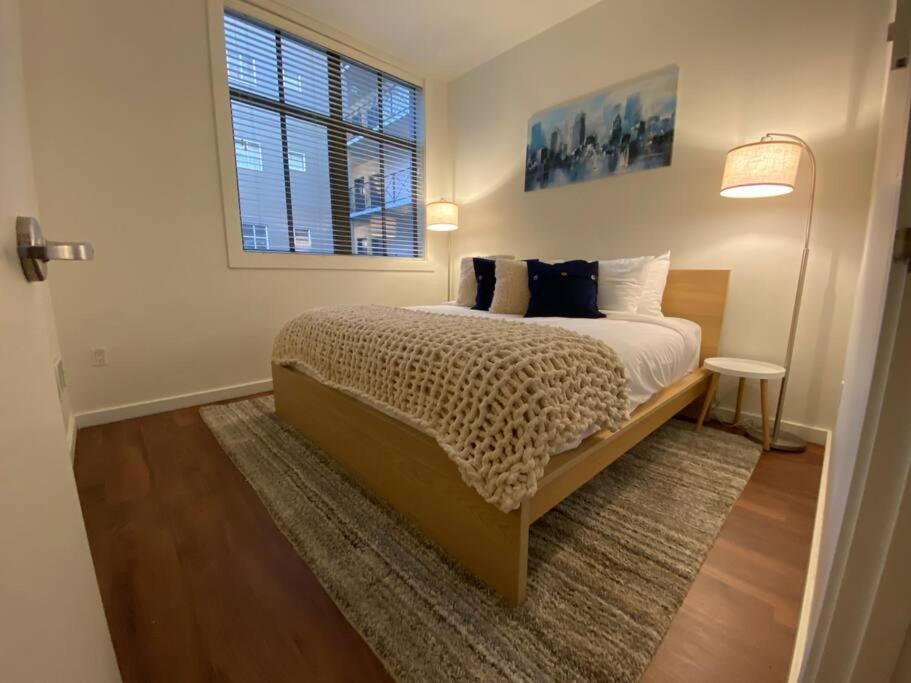 Spacious Waterfront Flat In Downtown Seattle